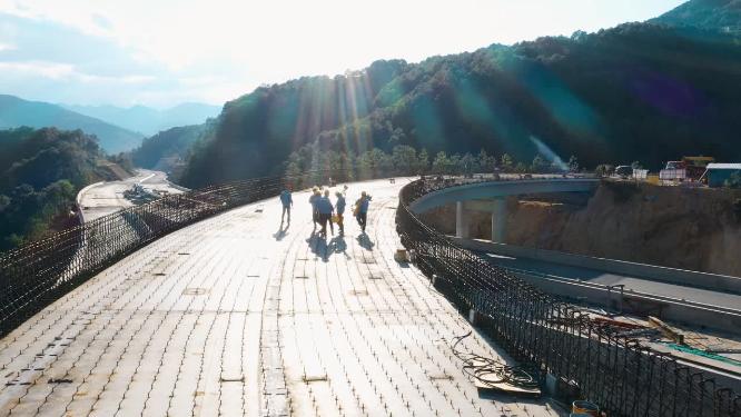 高速公路建设者逆光形象