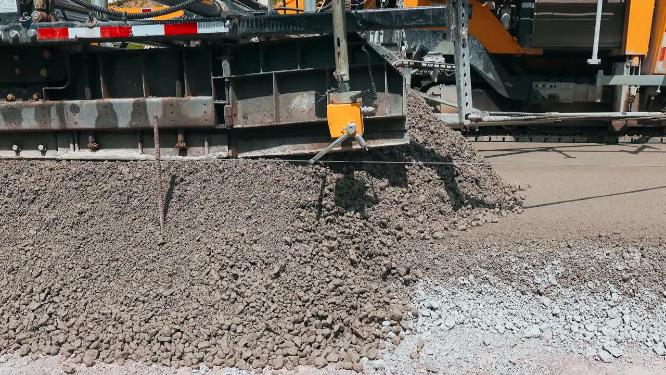 摊铺机高速公路建设施工