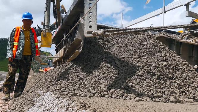 摊铺机高速公路建设施工铺设混凝土