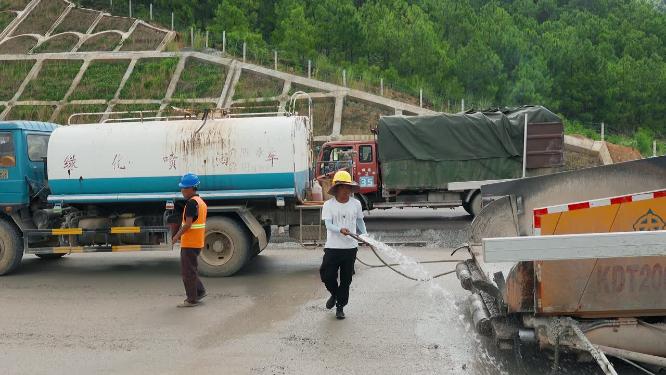 洒水车视频高速公路建设施工路面洒水保湿