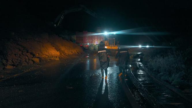 雨夜施工视频修路工人雨后鞋里倒出积水