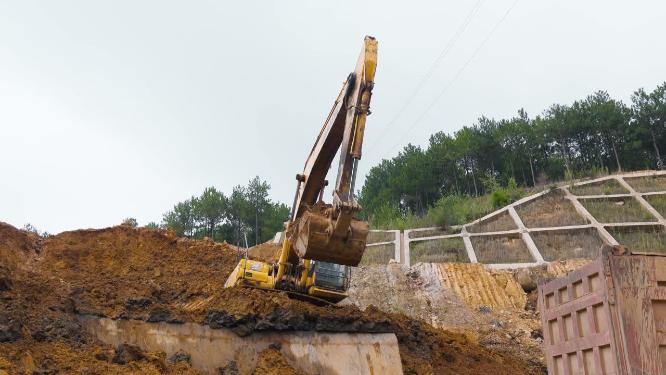 高速公路建设施工塌方路段挖机维修作业视频