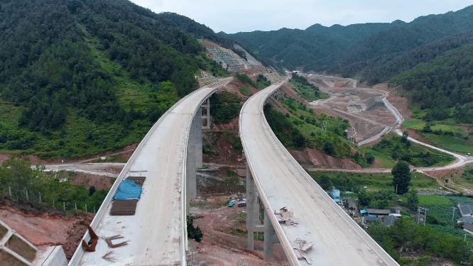 云南山区高速公路分道高架桥