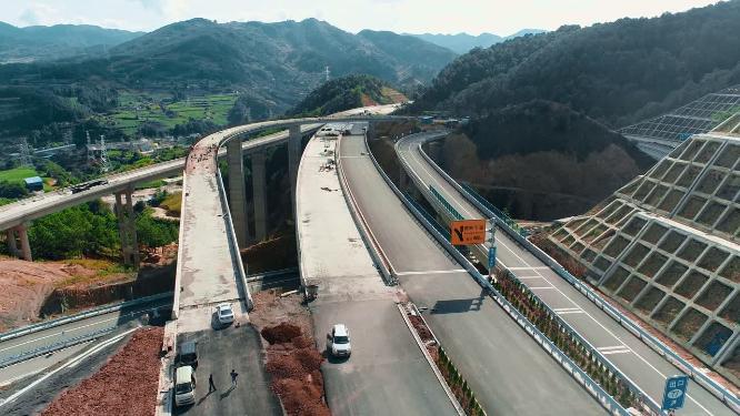 云南山区高速公路匝道建设工地