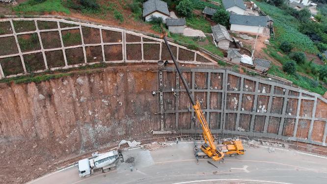 云南山区高速公路挡土墙施工工地