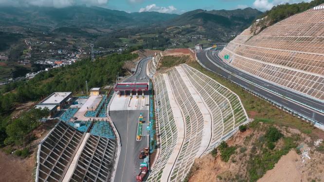 云南山区高速公路挡土墙绿化建设