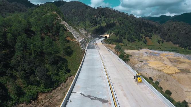 云南山区高速公路桥梁隧道建设工地