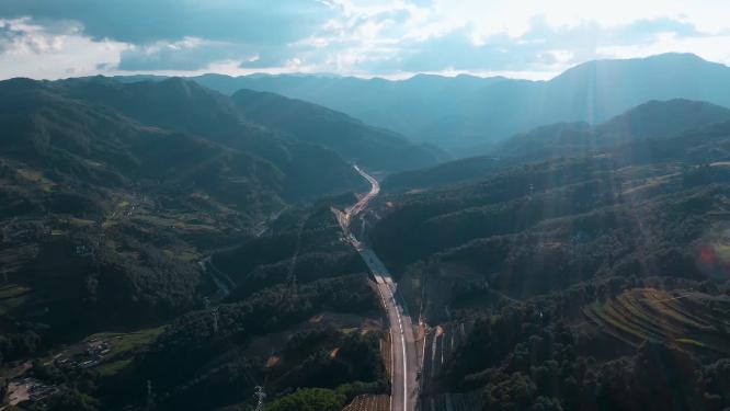 云南山区高速公路逆光远景