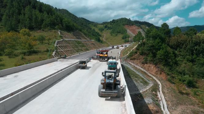 云南山区高速公路铺设路面