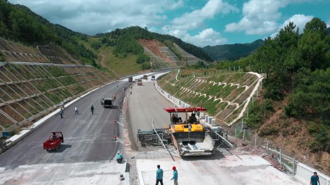 云南山区高速公路铺设路面建设工地