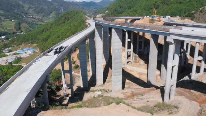 云南高速公路高架桥建设
