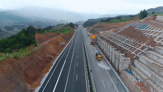 修建施工中的云南山区高速公路