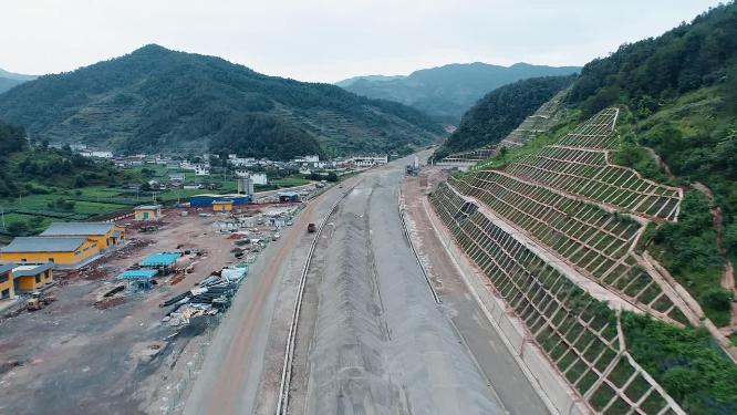 堆满沙土施工中的云南山区高速公路