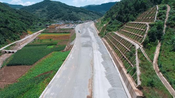 山区高速公路堆满混凝土施工工地