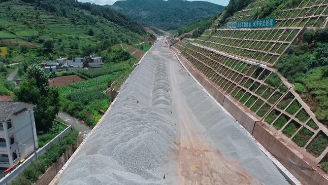 山区高速公路堆满碎石施工工地