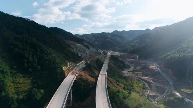 山区高速公路建设工地