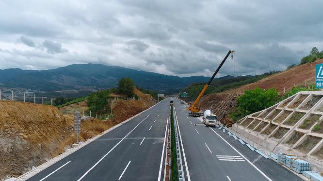 山区高速公路挡土墙吊装施工