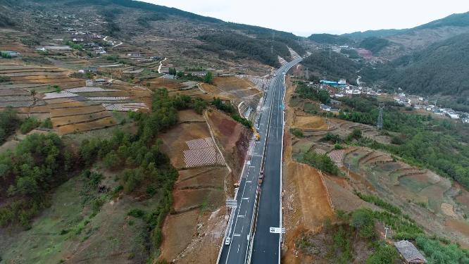 山区高速公路挡土墙施工工地