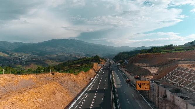 山区高速公路挡土墙绿植施工