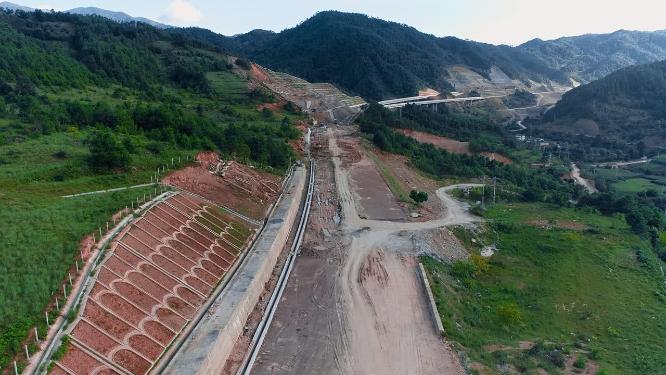 山区高速公路泥石流路段施工工地