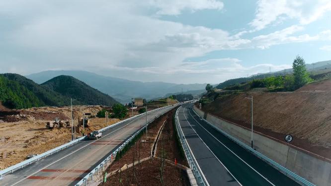 山区高速公路通车前辅助设施施工