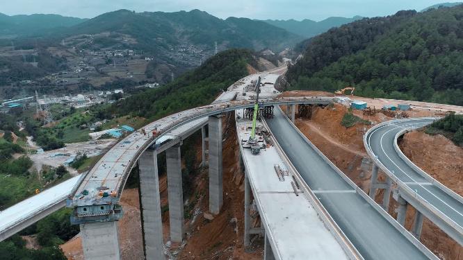山区高速公路桥梁吊装施工工地