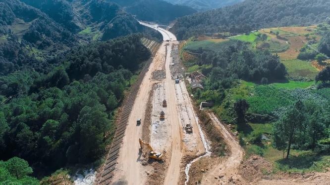 山区高速公路高填土施工工地