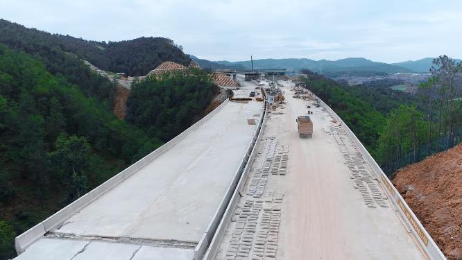 云南山区高速公路建设材料工地