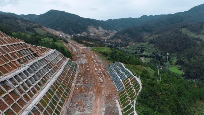 建设初期的云南山区高速公路工地