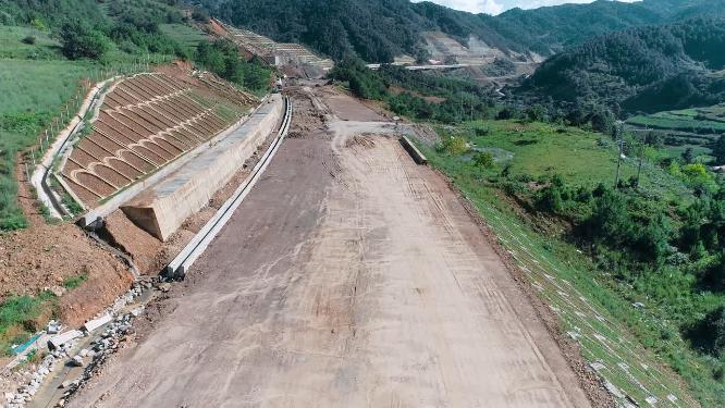 建设初期的高速公路路基泥泞路面