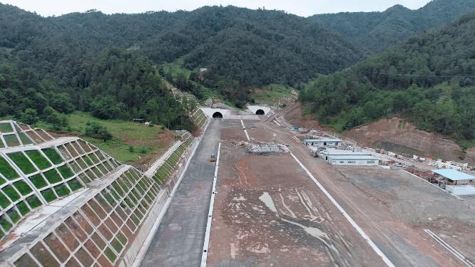 建设初期的高速公路隧道口工地