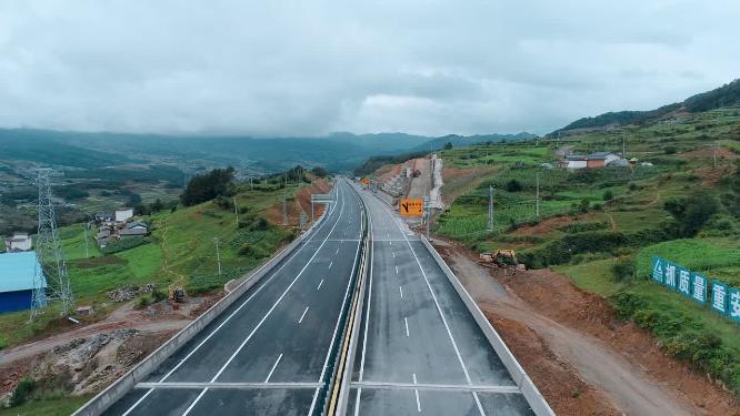 建设施工中的云南山区高速公路