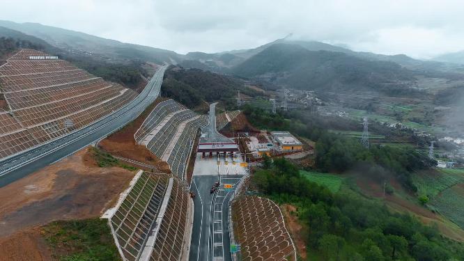 施工中的云南宁永高速公路战河收费站