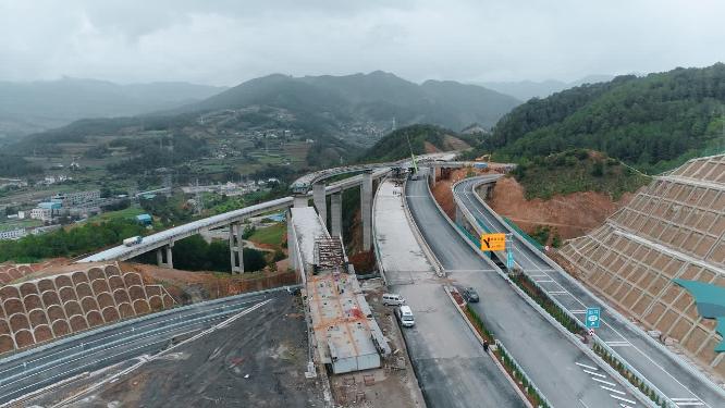 施工中的云南山区高速公路架桥