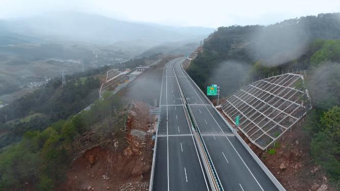 雨季修建施工中的云南山区高速公路