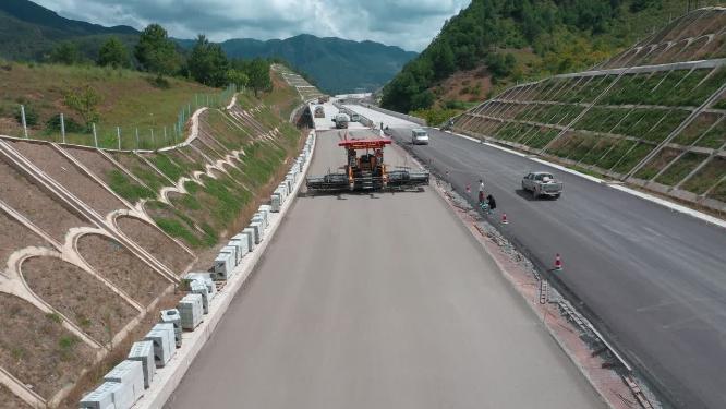 高速公路摊铺机铺设路面