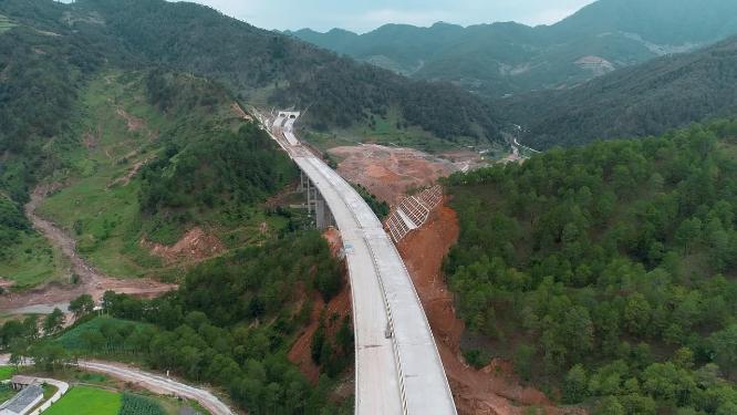高速公路翻山越岭桥梁隧道工地