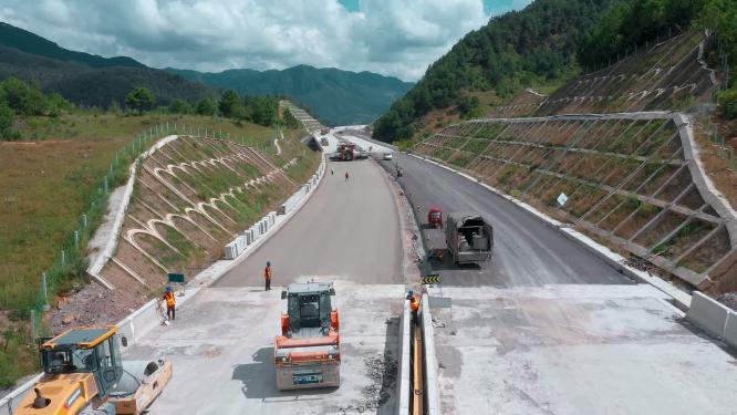 高速公路铺设路面