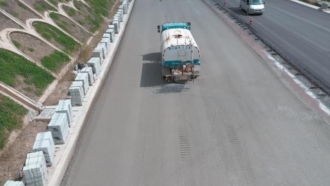 高速公路铺设路面洒水车保养路面