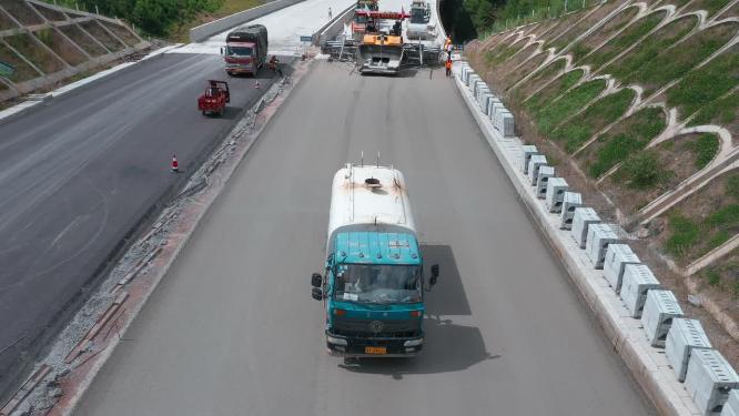 高速公路建设铺设路面洒水车保养路面