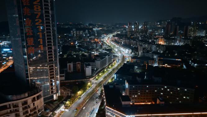 城市夜景视频深圳龙岗夜晚亮丽的道路汽车视频