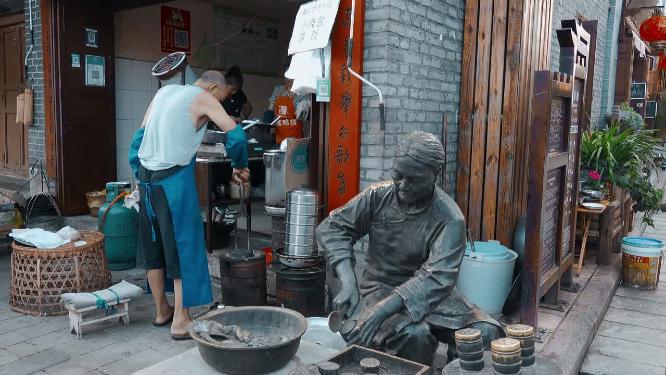 云南大理巍山古城街道特色雕塑