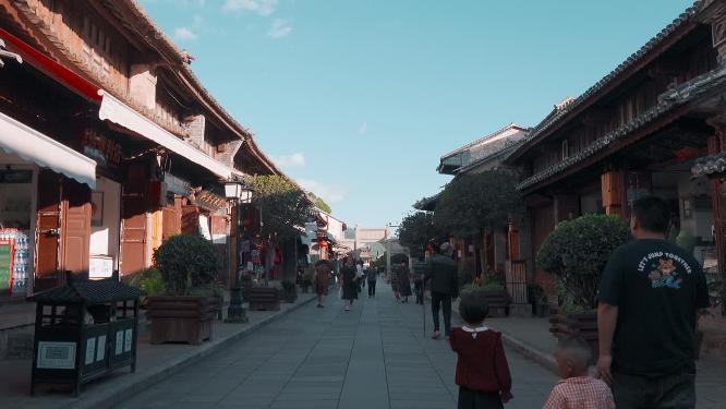 云南大理巍山古城街道游客行人