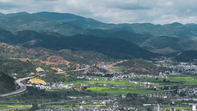 云南大理巍山县城山下蜿蜒高速公路