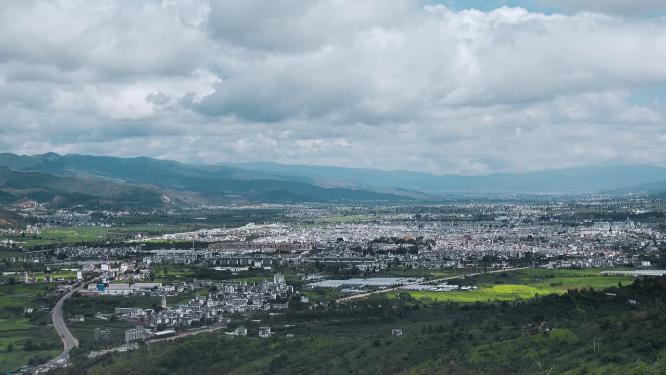 蓝天白云下云南大理巍山县城远景