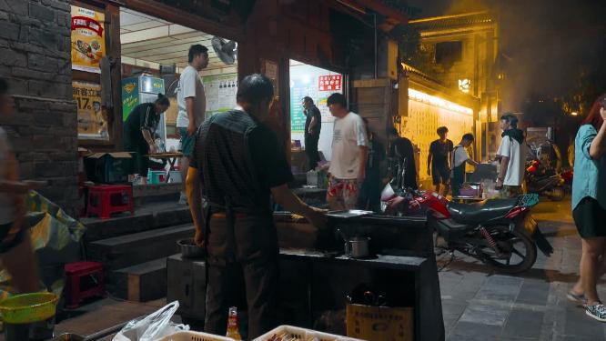 云南巍山夜市小吃街烤羊肉串