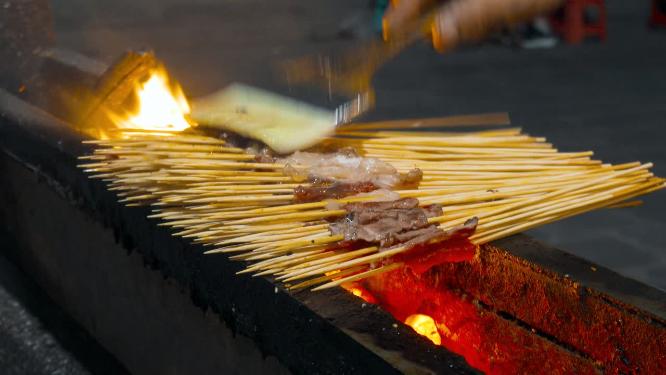 云南巍山夜市小吃街烤羊肉串特写