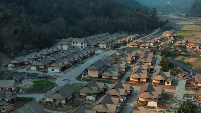 云南沧源佤族村寨全景