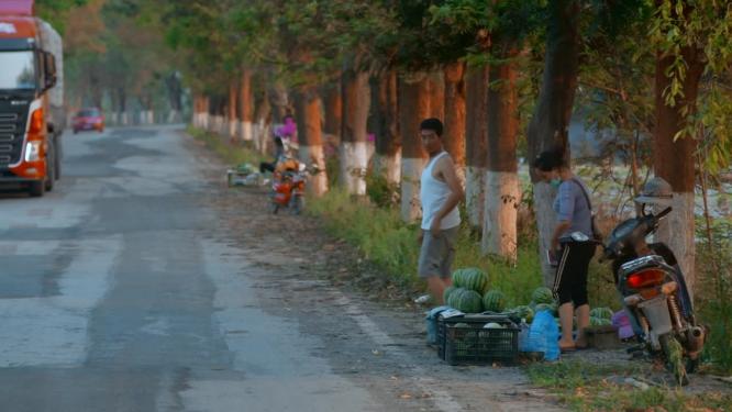 路边摊贩视频云南县乡公路边卖水果小贩
