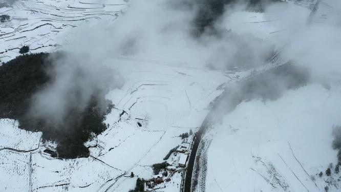 冬季白雾白雪覆盖田野山川森林梯田线条